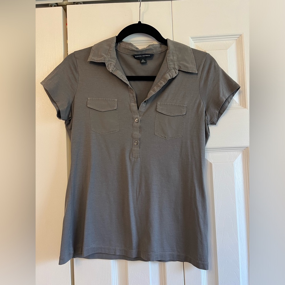 Banana Republic Grey Collared T shirt - Size: S